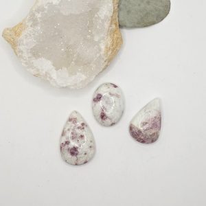 Cabochon en Tourmaline Rose sur Albite