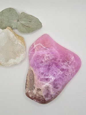 Découvrez cette aragonite rose du Pakistan en forme libre, pierre douce et apaisante, idéale pour le calme émotionnel et le bien-être intérieur.